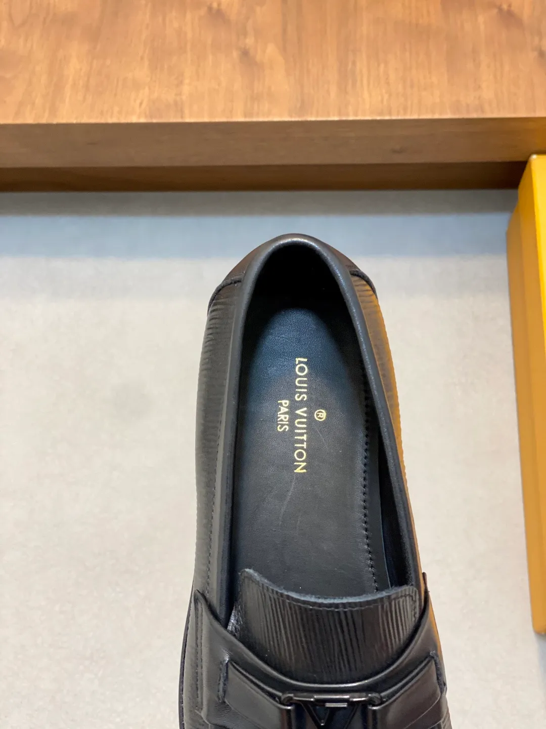 💰920 LV GLOVE slip-on loafers, top quality products produced in Guangzhou, ready for sale! These LV Glove loafers are made of selected soft crystal sheep leather. The leather surface has a slightly wrinkled texture and a very high-end texture. Each pair is unique. The leather surface is light and soft, with a delicate texture and good luster. It is a classic loafer style, with exquisite handmade mark stitching on the toe, and a square toe configuration to highlight the classic style. The horizontal band has hot-printed LV three-dimensional letters, semi-solid handcrafts and a genuine leather outsole, and a rubber patch on the heel to create wear-resistant performance and comfort. One of the must-have loafers for men! Comes with full original packaging! Code number: 39-40-41-42-43-44 (45 customized) standard leather shoe code